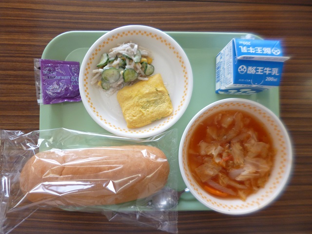 西部学校給食センターでは、令和4年1月14日金曜日に米粉コッペパンを学校給食で提供しました。