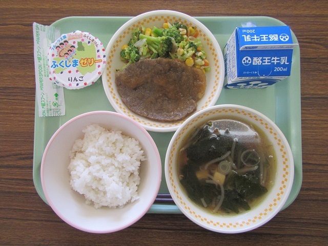 北部学校給食センターでは、令和3年11月17日水曜日に福島県産の牛肉を使用したステーキを学校給食で提供しました。