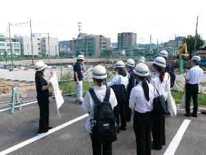 工事現場を見学する様子その2