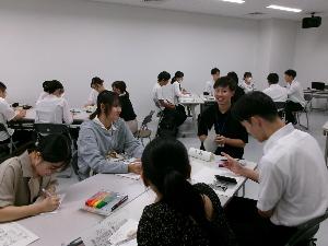 若手職員と交流する様子その1