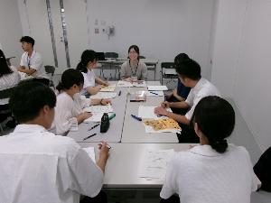 若手職員と交流する様子その2