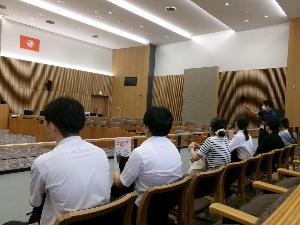 市役所の庁内を案内する様子その1