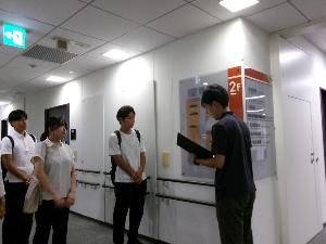 市役所の庁内を案内する様子その2