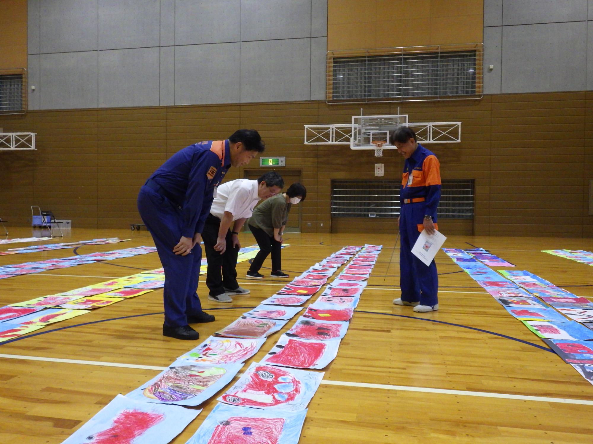 令和7年度福島県ポスターコンクール福島地区審査会審査の様子