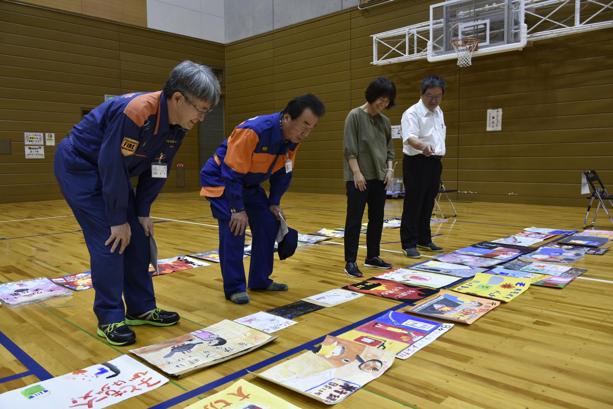 令和8年度福島県ポスターコンクール福島地区審査会審査の様子
