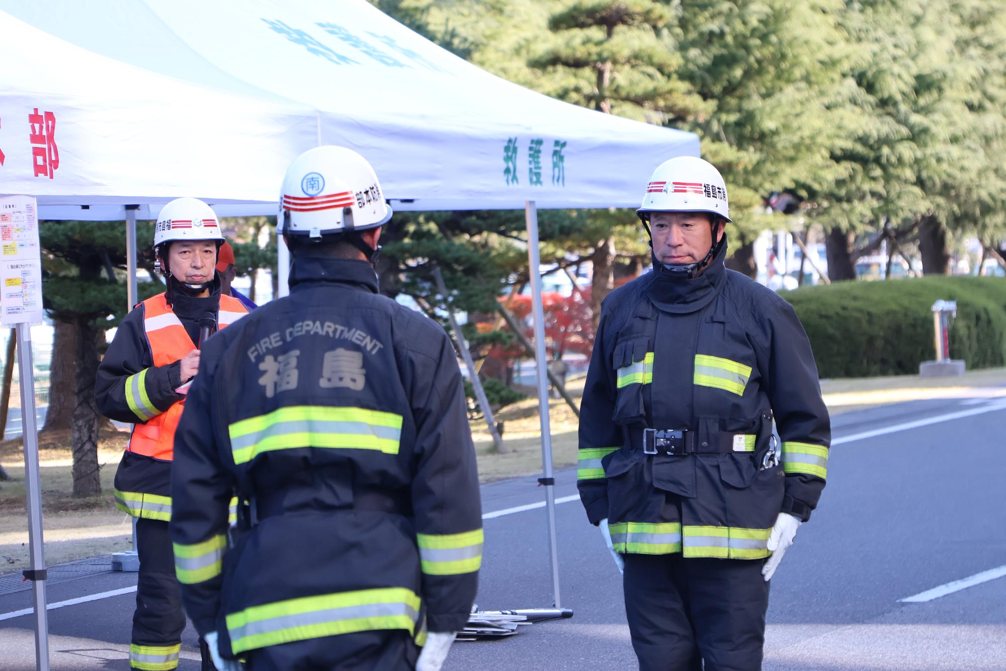 福島南消防署信夫分署長から福島南消防署長へ訓練開始報告をしている様子