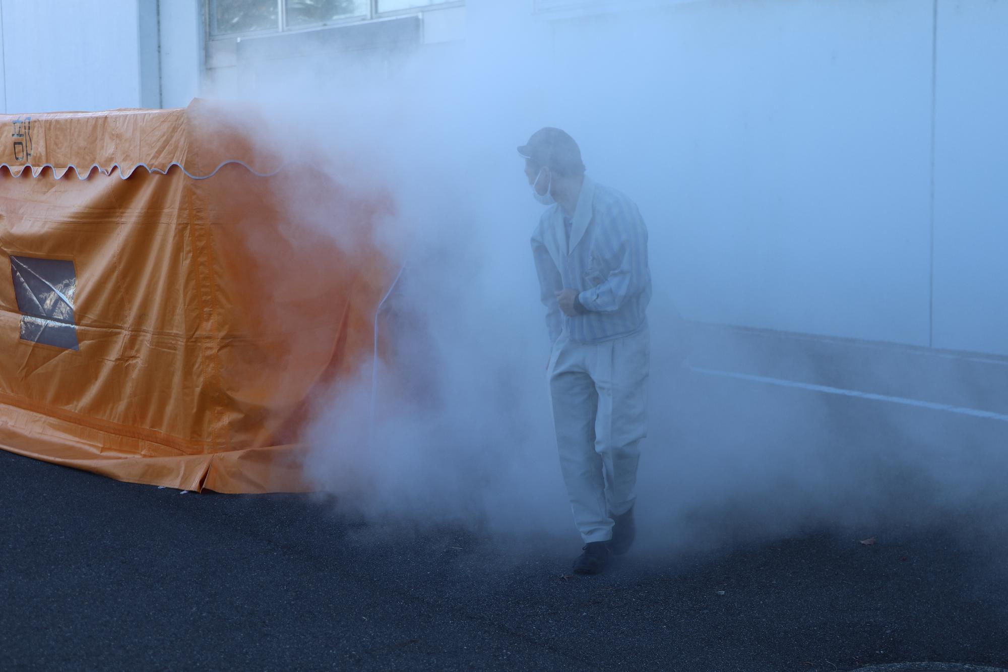 福島キャノン株式会社職員が煙体験ハウスを使用した訓練を実施している様子