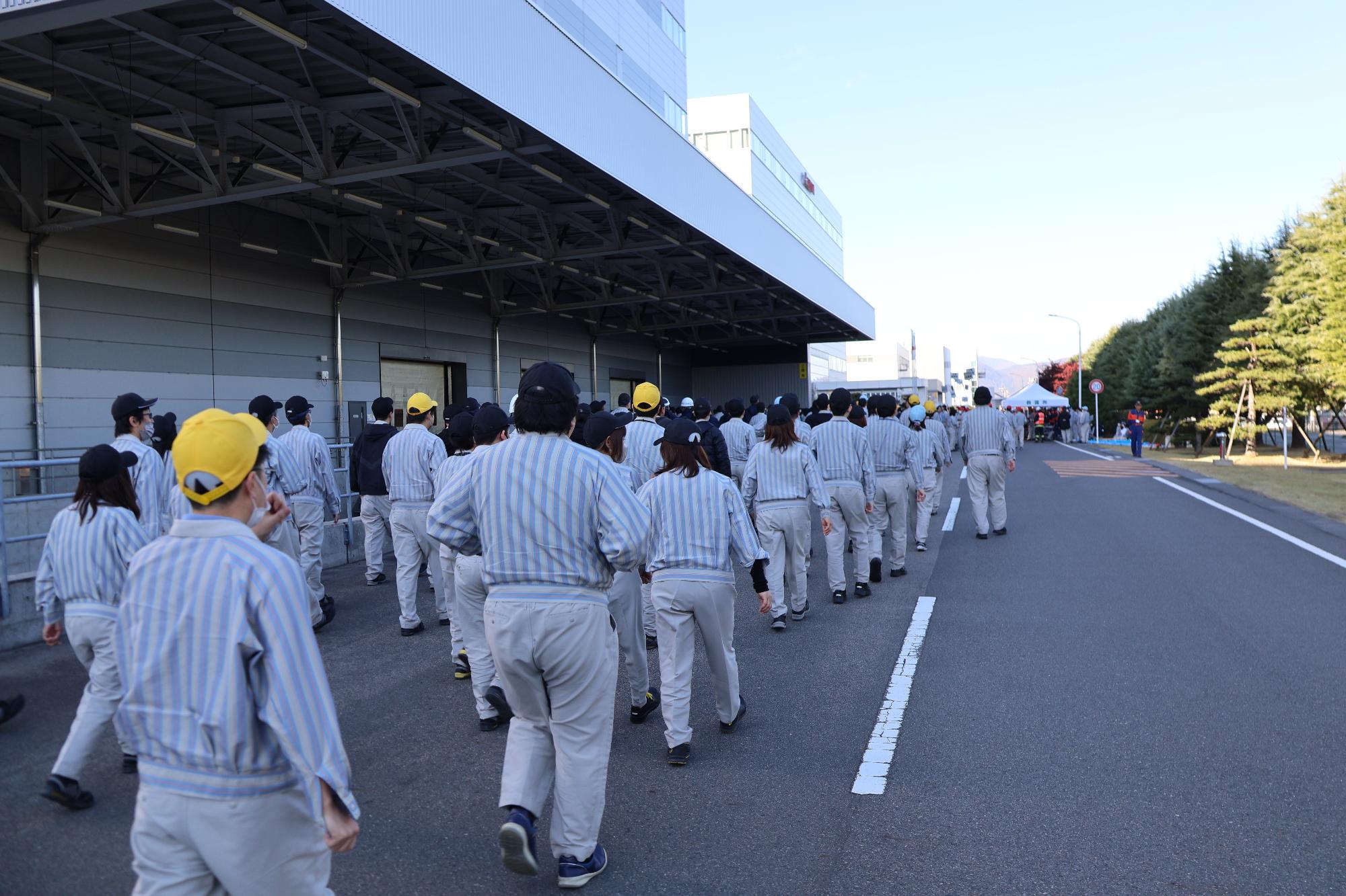 福島キャノン株式会社職員が避難訓練を実施している様子