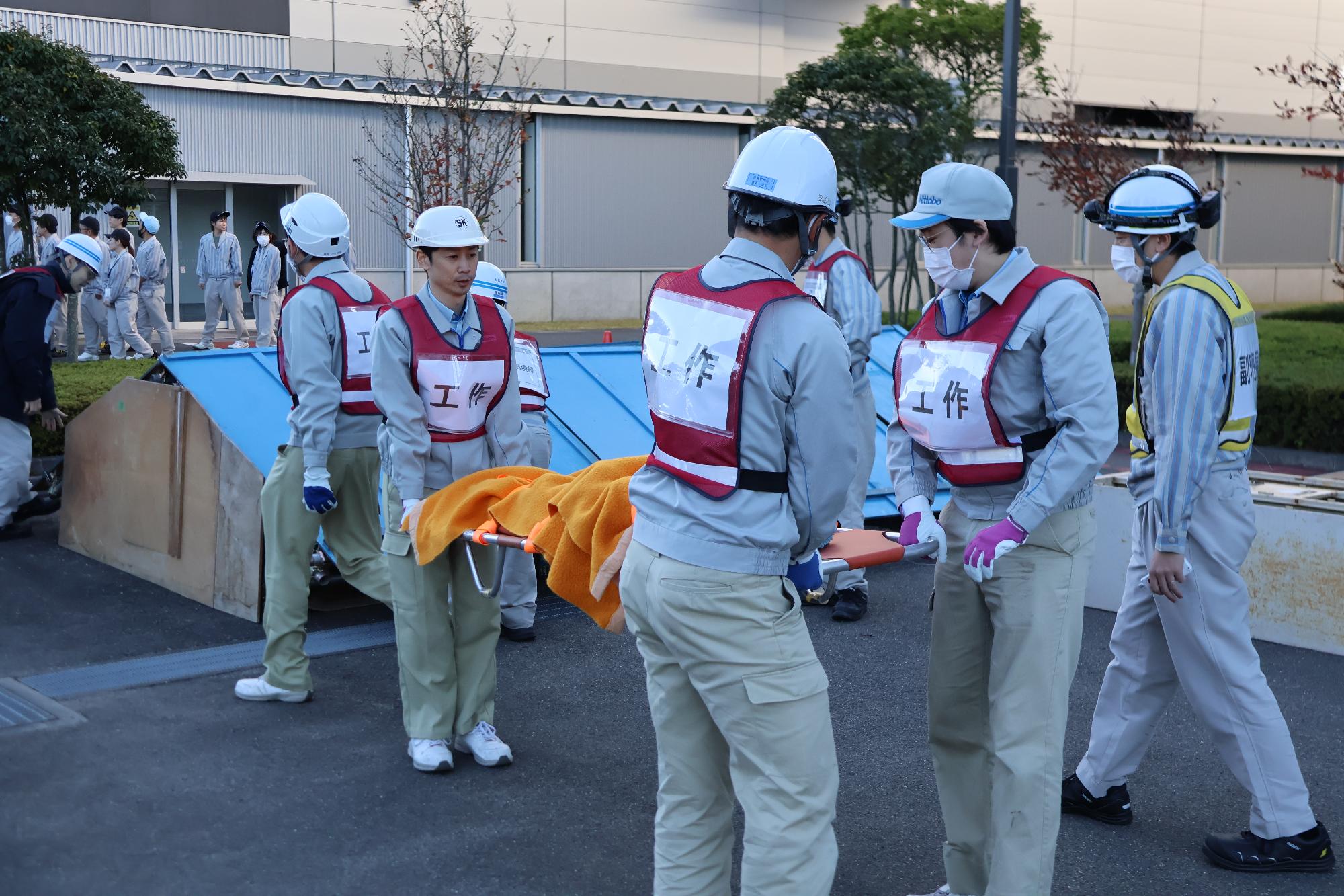 福島キャノン株式会社職員が倒壊家屋から要救助者を救出している訓練の様子