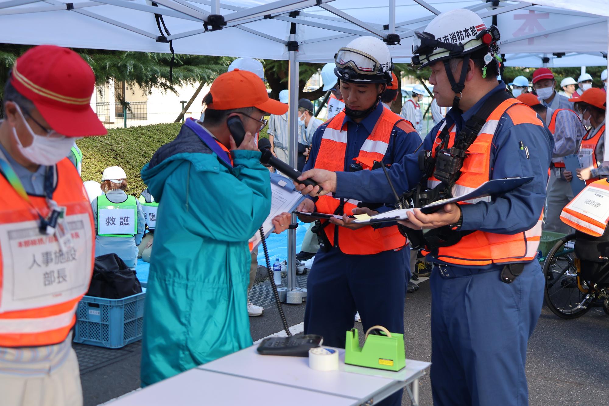 福島キャノン株式会社職員が通報訓練を実施している様子