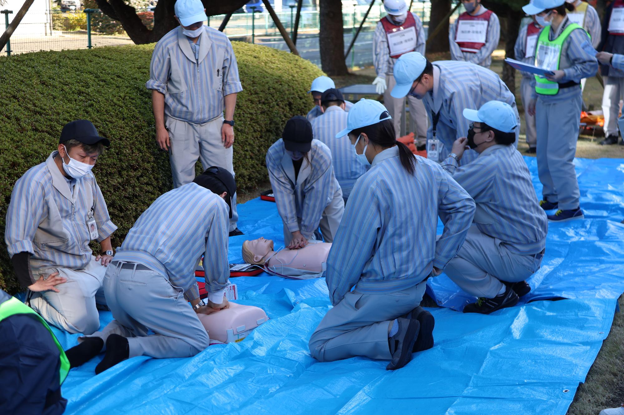 福島キャノン株式会社職員が心肺蘇生法の訓練を実施している様子