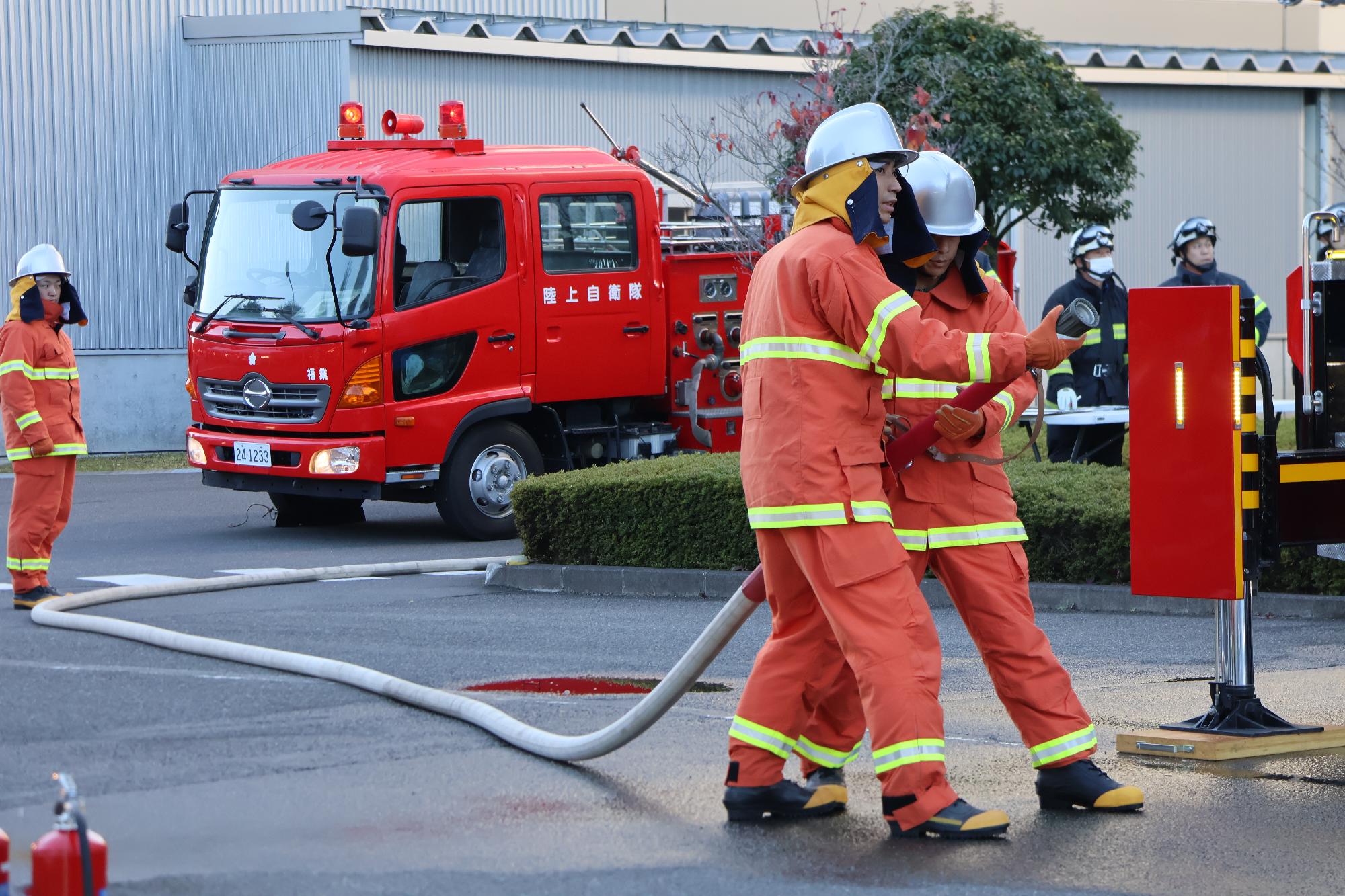 陸上自衛隊福島駐屯地職員が放水訓練を実施している様子