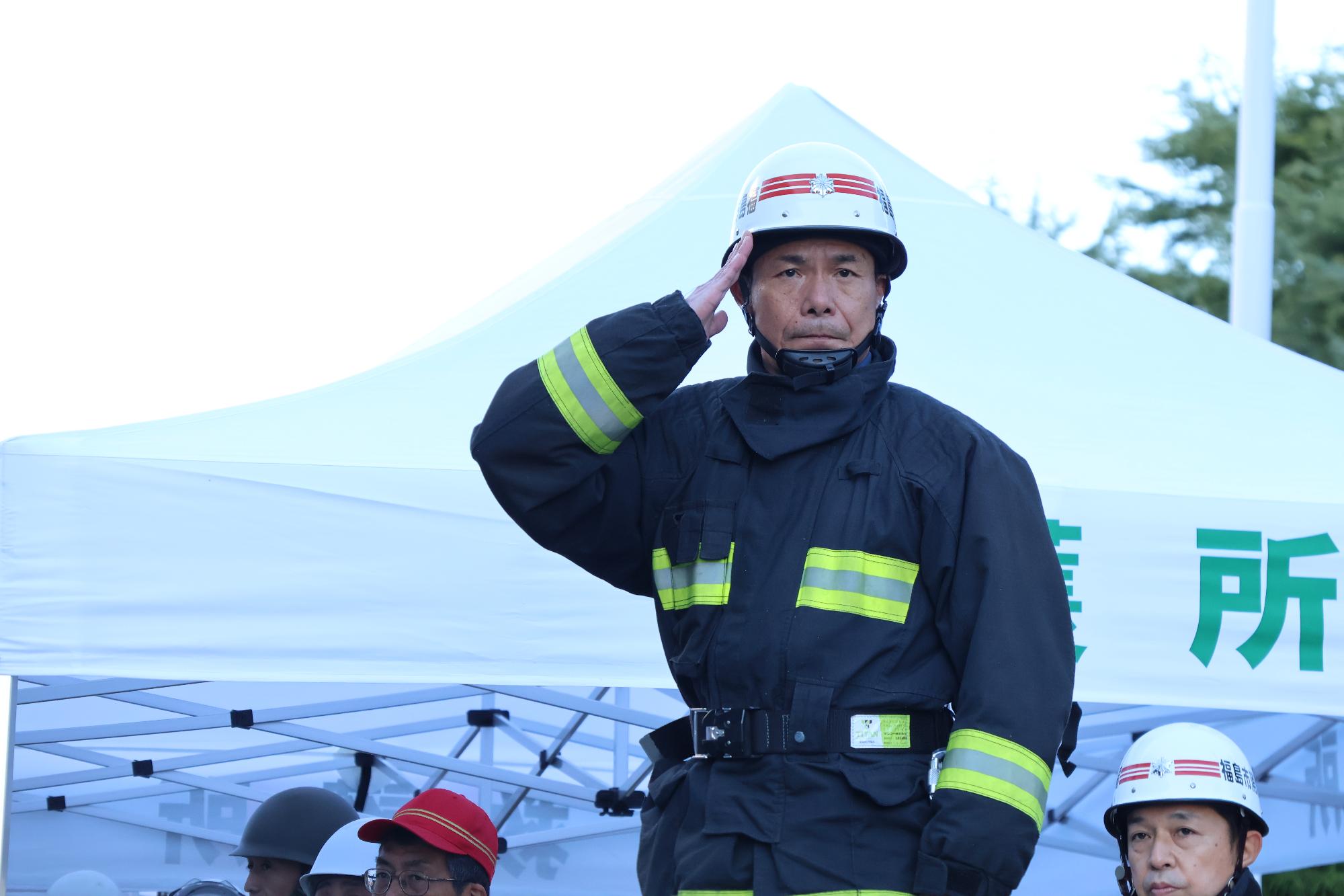 福島南消防署長が講評している様子