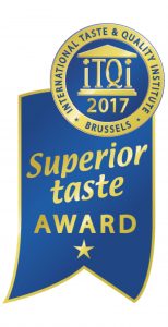 金色と濃い青を基調としたリボン型の勲章Interanational Taste ＆ Quality Institute優秀味覚賞のロゴマーク