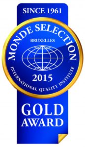 中央に地球儀のイラストが配された青と金色の円形の「2015」モンドセレクション 金賞のロゴマーク