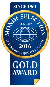 中央に地球儀のイラストが配された青と金色の円形の「2016」モンドセレクション 金賞のロゴマーク