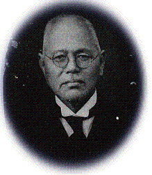 メガネをかけた中島鋭治博士のモノクロ写真