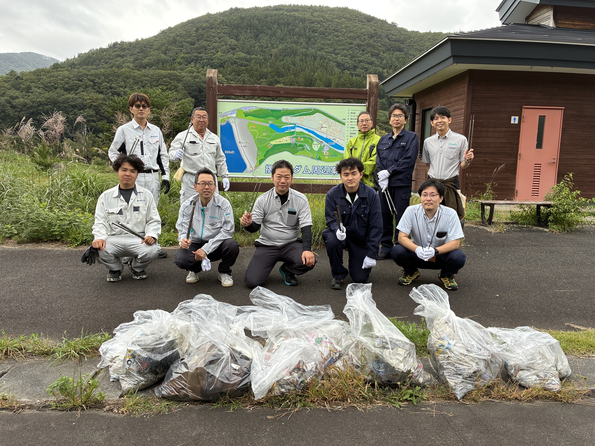 摺上川ダムの清掃を終えたあとの集合写真