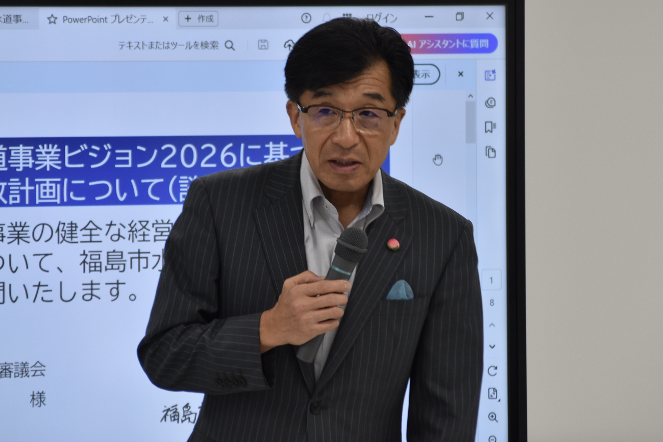 資料が映し出されたディスプレイの前で市長がマイクもって話をしている様子の写真