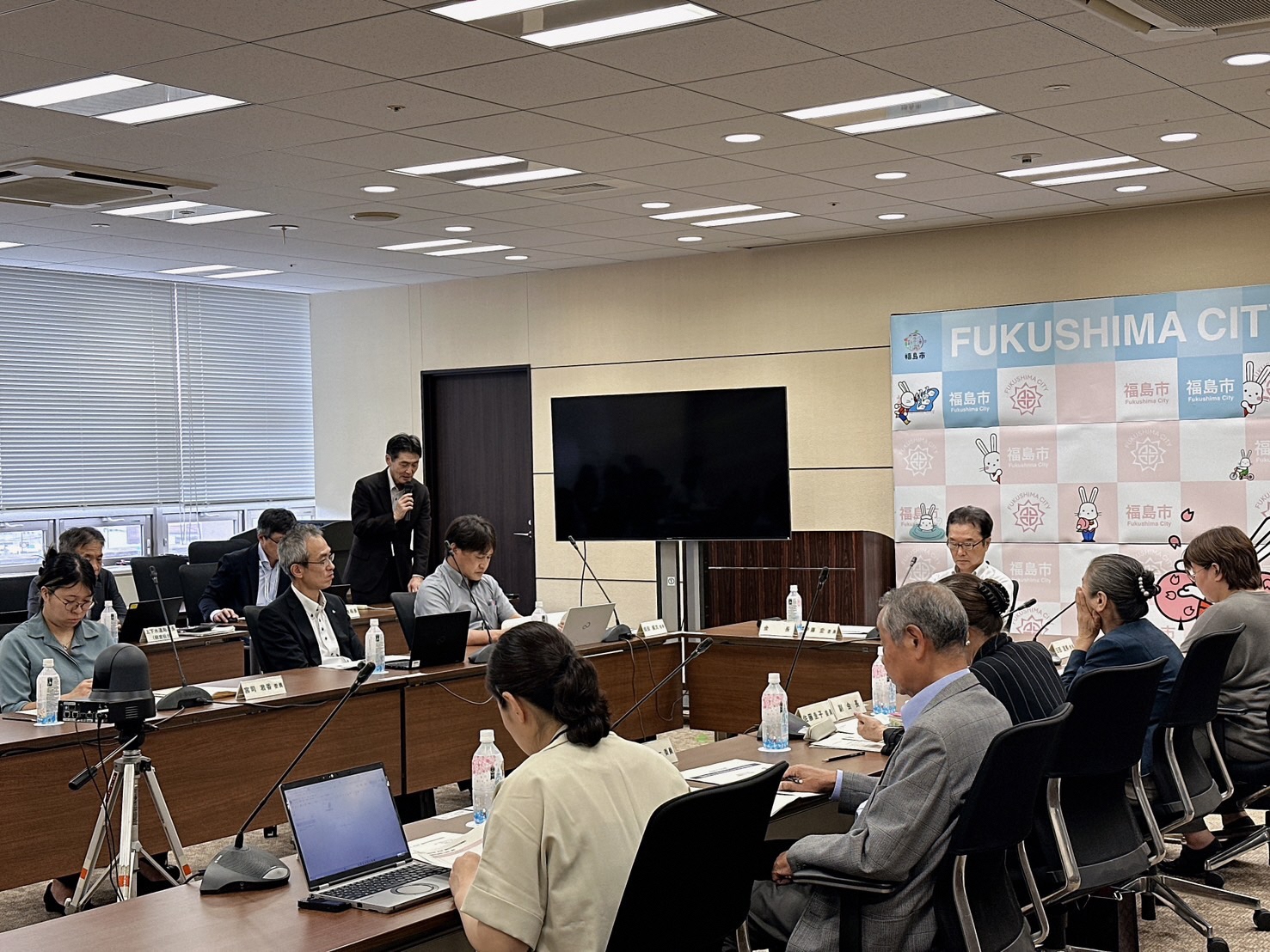 手元にある資料を見ながら議論を行っている全体の風景の写真