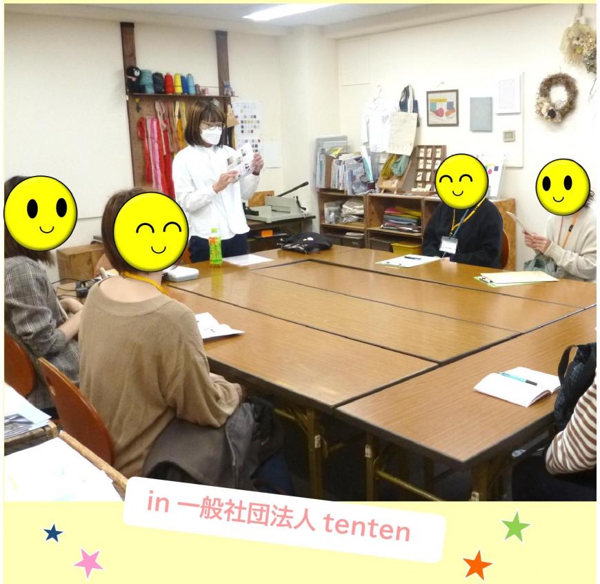 「in 一般社団法人tenten」の文字と立って話をしている講師の女性とテーブルにノートや資料を置いて話を聞いている参加者の写真