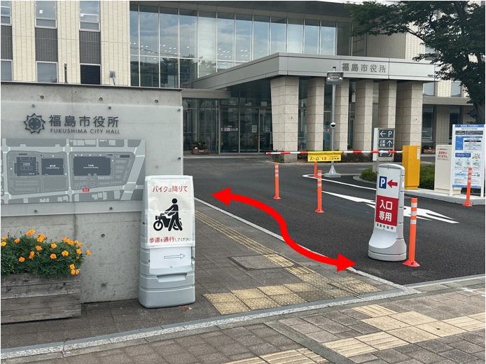 庁舎棟出入口