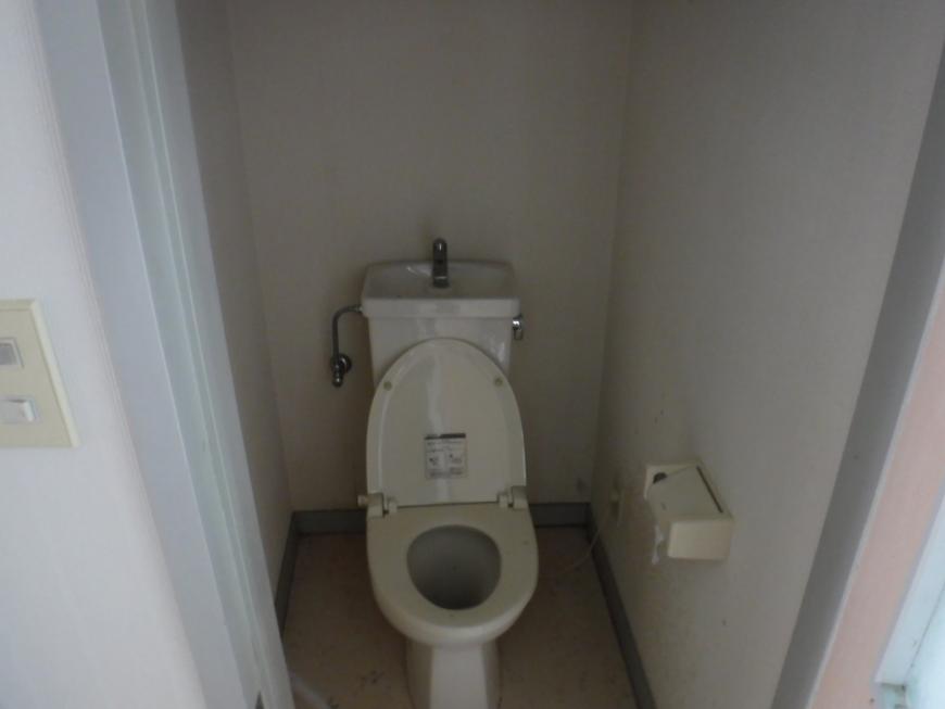 白い壁に洋式トイレが設置されたトイレの写真