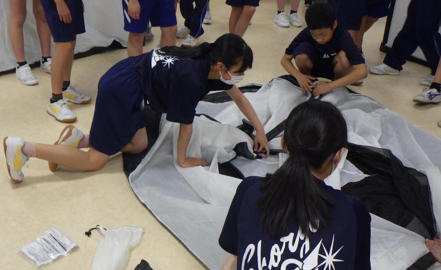 松陵義務教育学校避難所テント設営体験