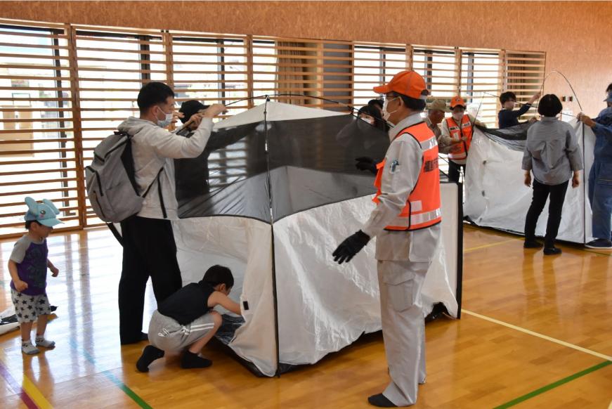 地域住民と福島市防災士の会の方が一緒にテントを設置している様子の写真