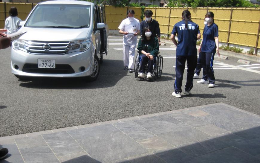 車いすの方と一緒に避難訓練をしている様子の写真