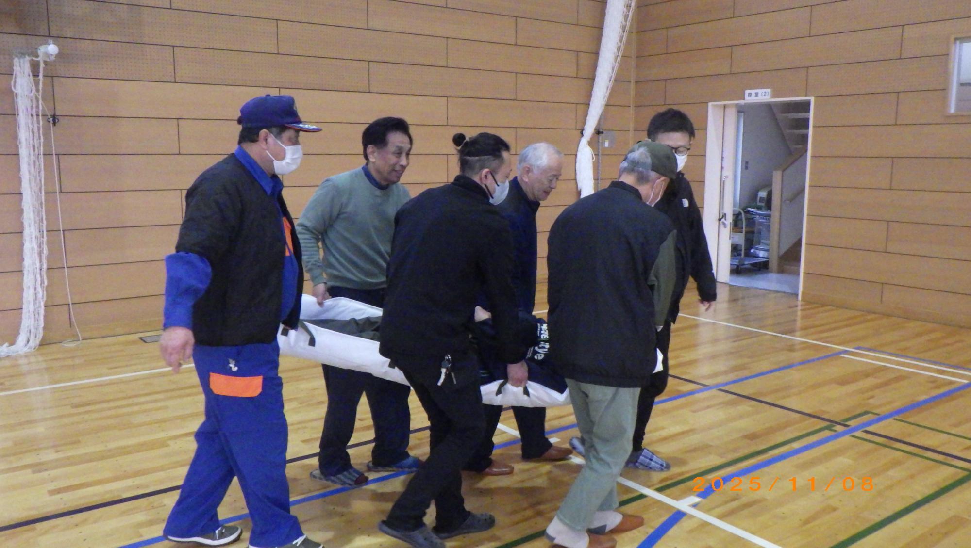 簡易担架を使用した搬送訓練の様子