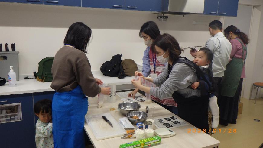 参加者がテーブルで調理をしている様子