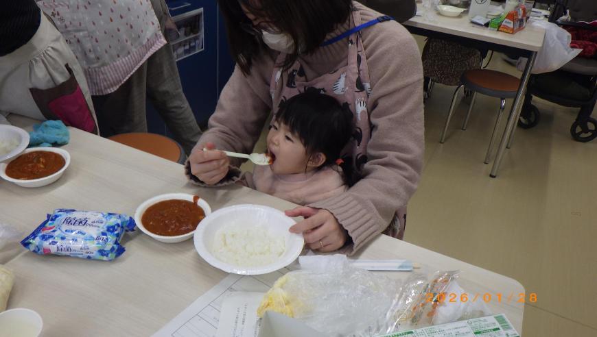子どもがご飯を食べている様子