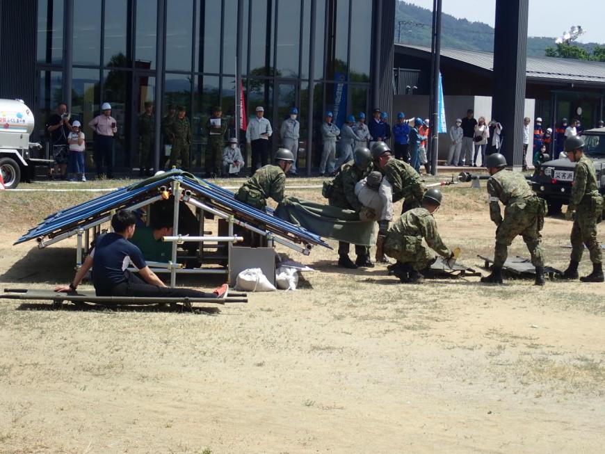 6名の自衛官の方達が協力しながら救出救助訓練を行っている様子の写真