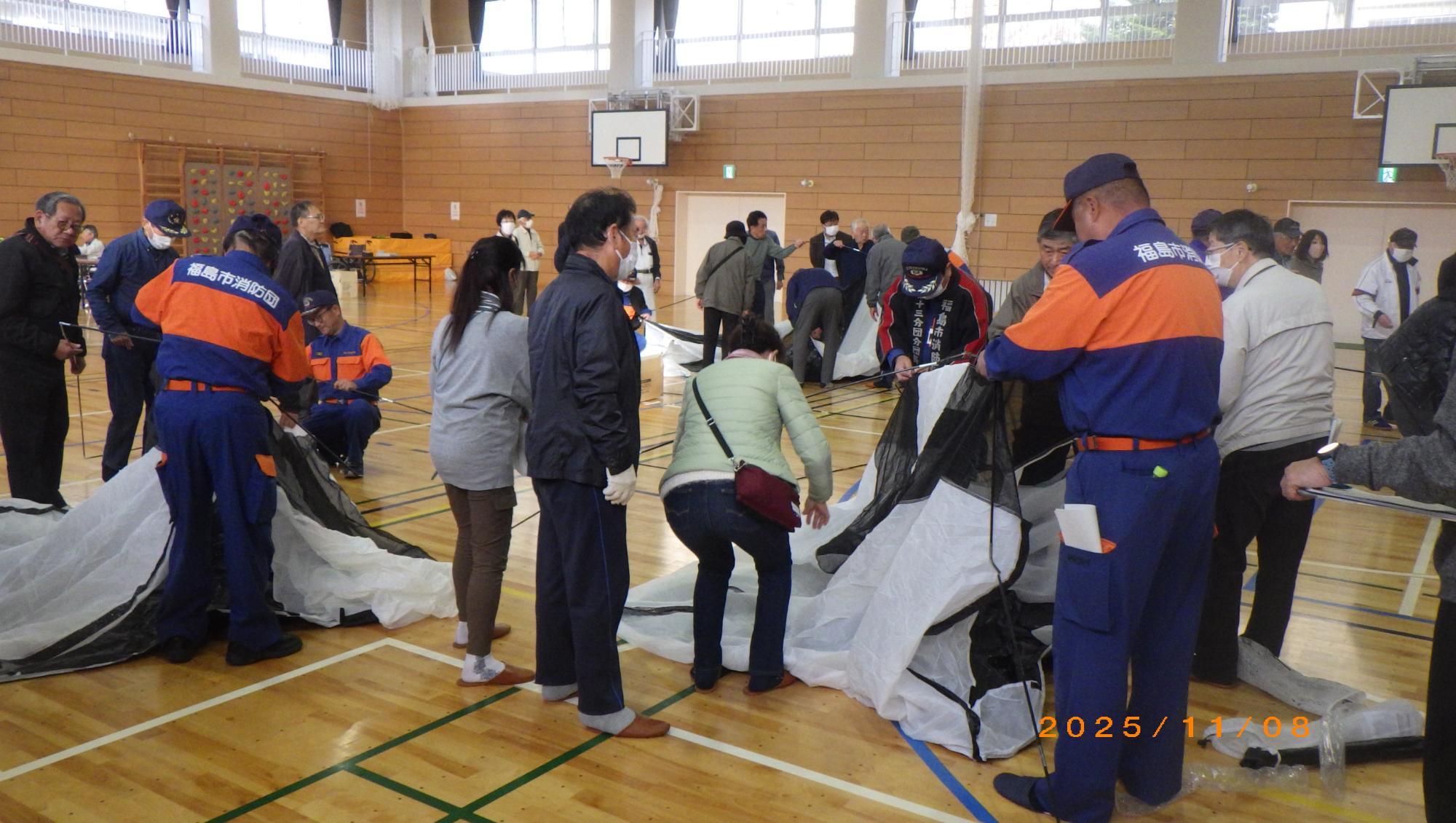 簡易テントの組み立ての様子