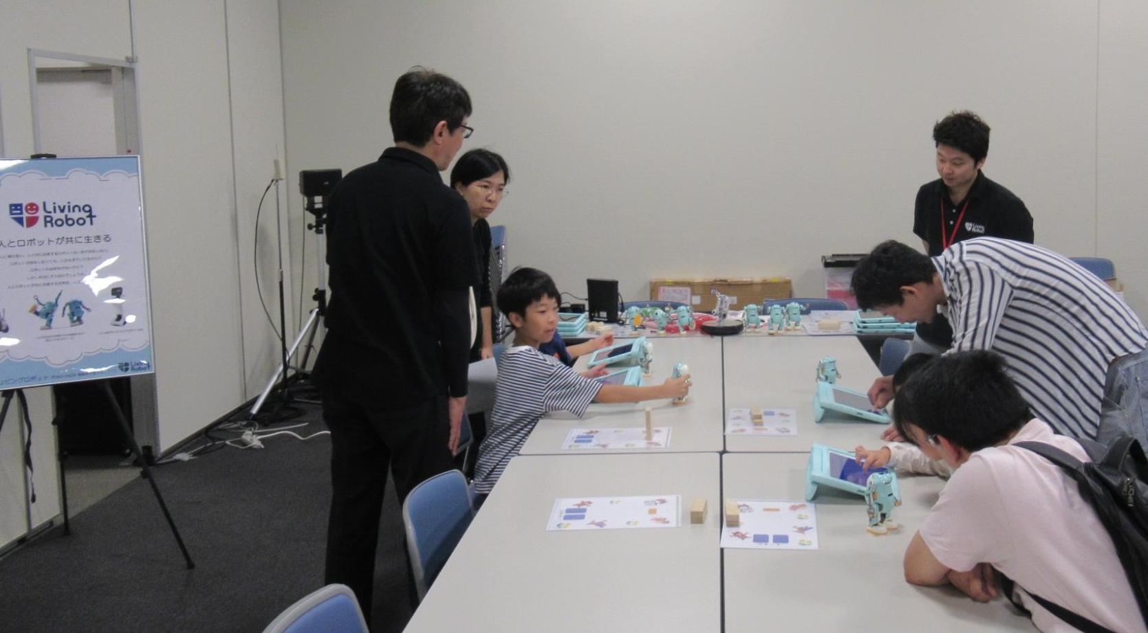 プログラミングでロボットを動かしている様子の写真