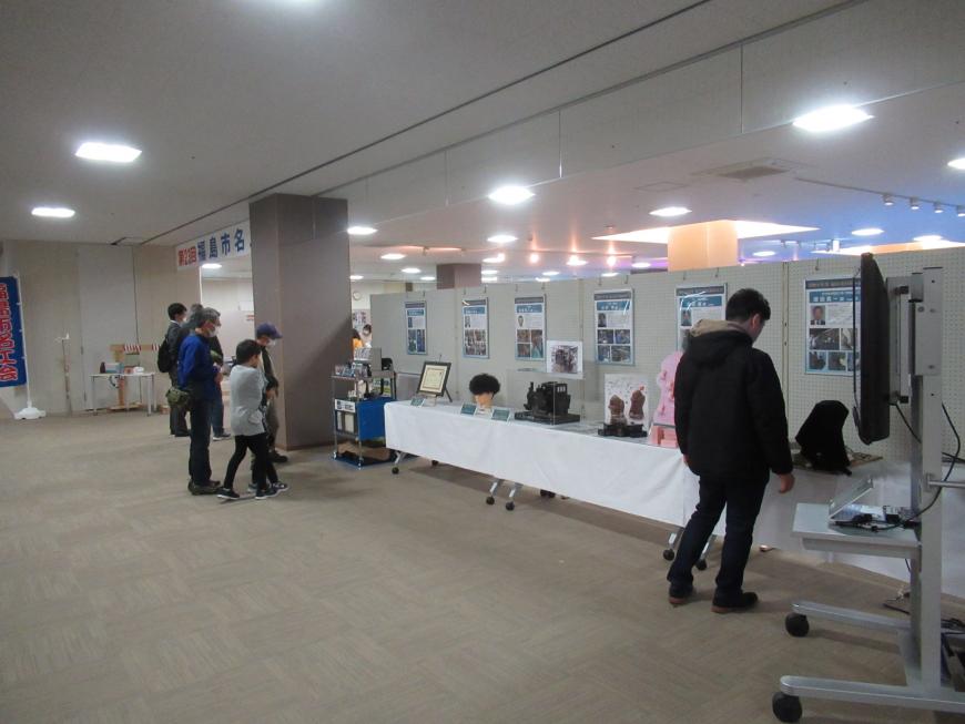 名品展に訪れている人達がいろいろな展示物を見学している写真