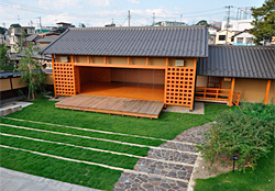 扉が大きく開かれた建物の前に小さなステージが設置された下蔵の写真