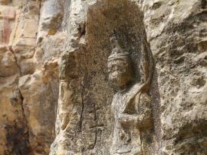 岸壁に掘られた磨崖仏群を斜めから撮影した写真
