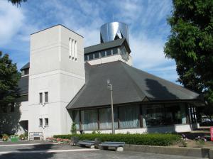 黒い大きな屋根で白壁の古関裕而記念館の建物外観の写真