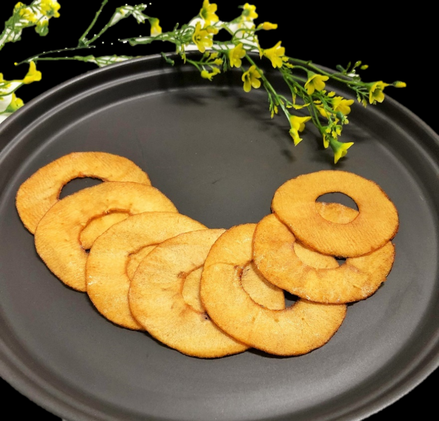 リンゴを薄く輪切りにカットしたセミドライフルーツが重ねて置かれたappringのお菓子の写真