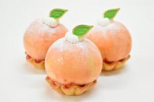タルト生地を土台に桃を丸ごと1個使用した3つのお菓子が並んでいる、ふくももの写真