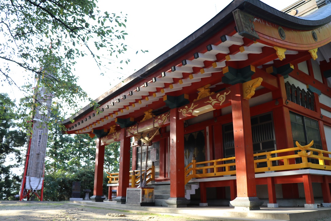 鮮やかな朱色の拝殿を斜めから撮影した羽黒神社の写真