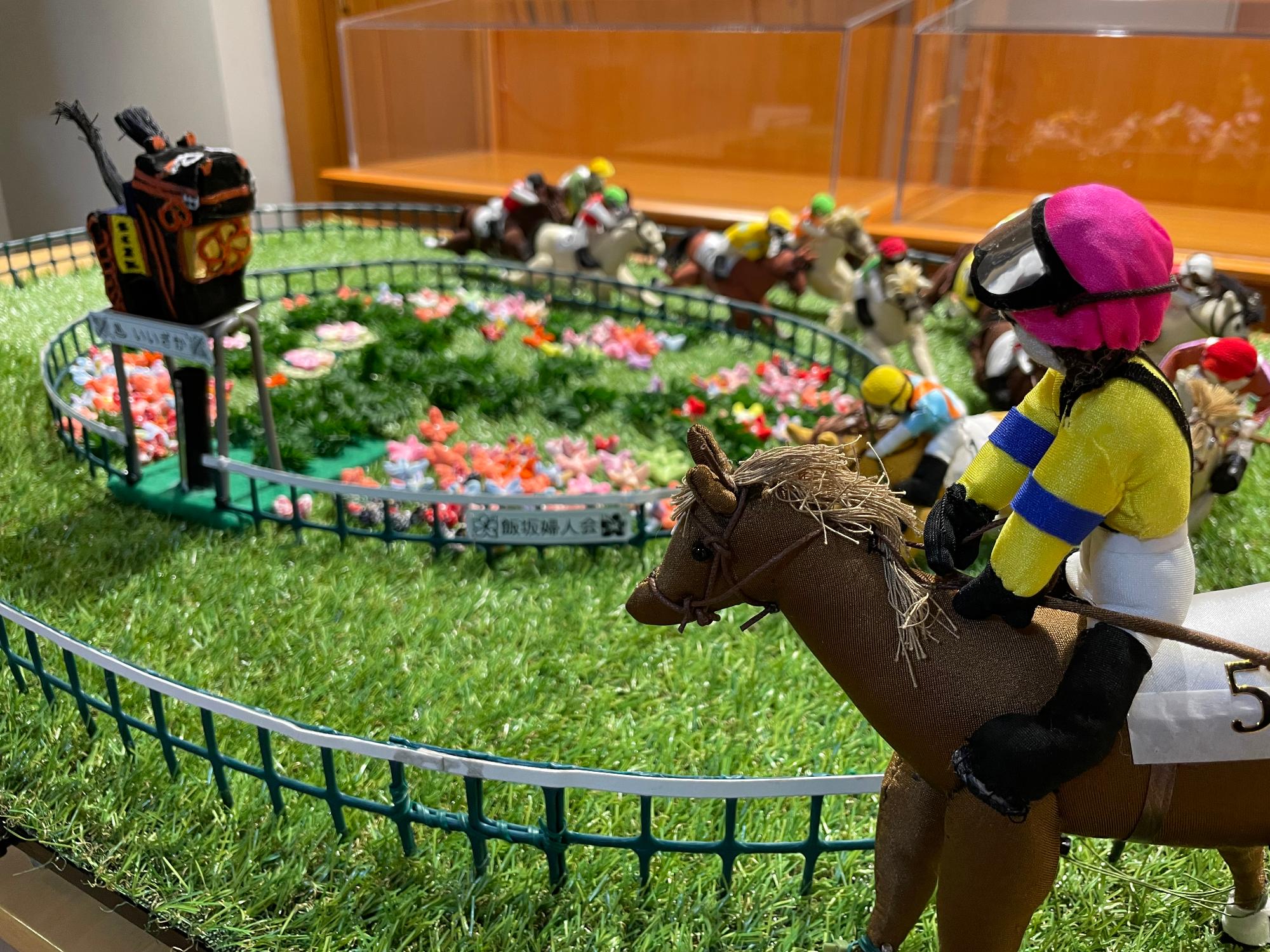 福島競馬場をモチーフとした「ターフ雛」