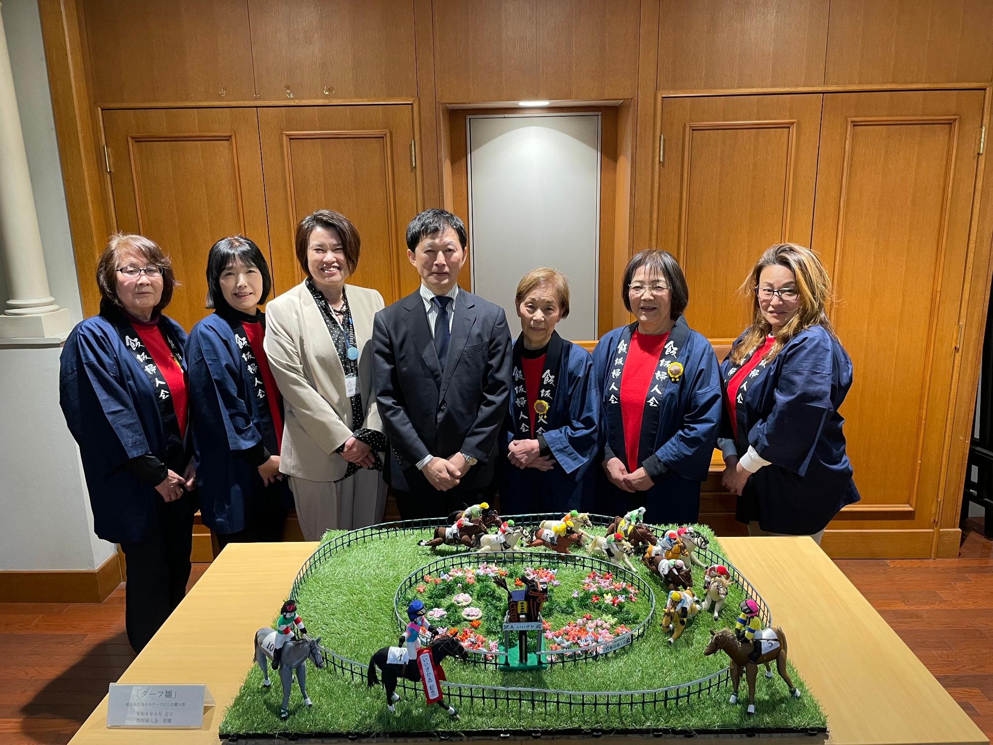 福島競馬場をモチーフとした「ターフ雛」