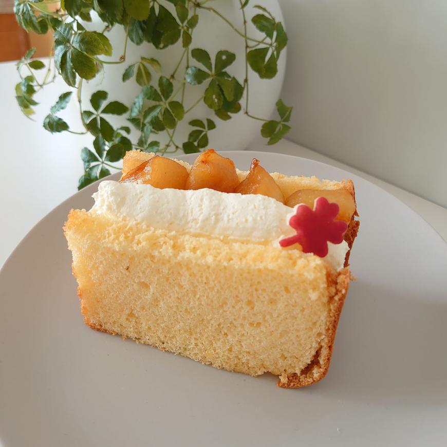 キャラメリゼしたりんごと生クリームをシフォンケーキでサンドした米粉のシフォンサンドの写真