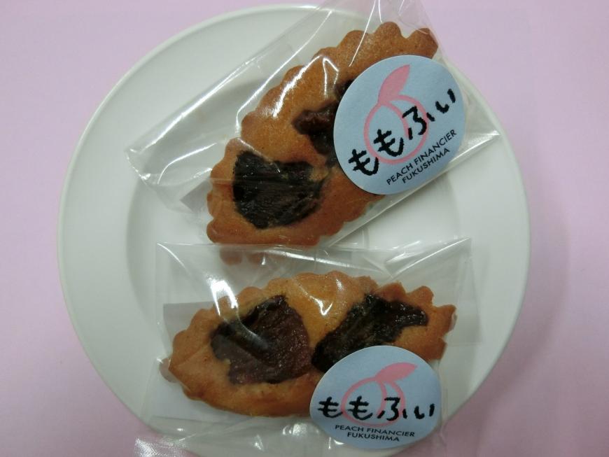 商品名の「ももふぃ」と書かれたラベルが貼られた透明袋にお菓子が1個ずつ個包装された写真