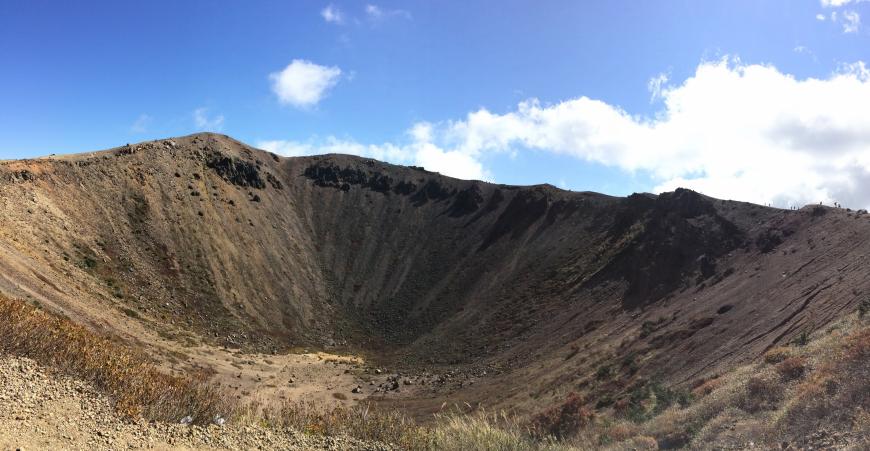 吾妻小富士の山頂にあるすり鉢状のお鉢の写真