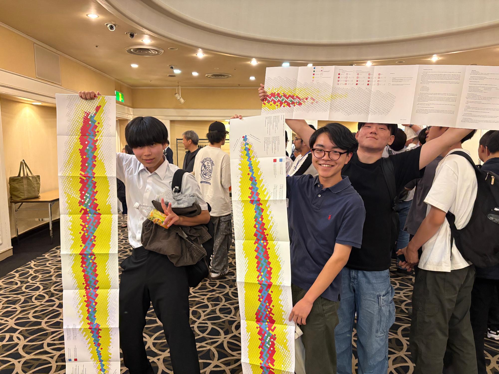交流会でいただいた資料ともにポーズをする参加者