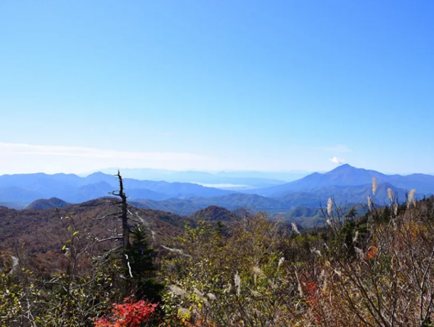 遠くに山並みが一望できる双竜の辻を高台から撮影した写真